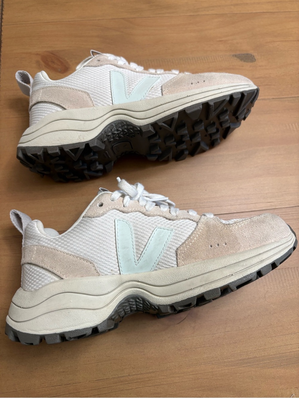 Veja Women's Venturi Sneaker - Picture 4 of 8